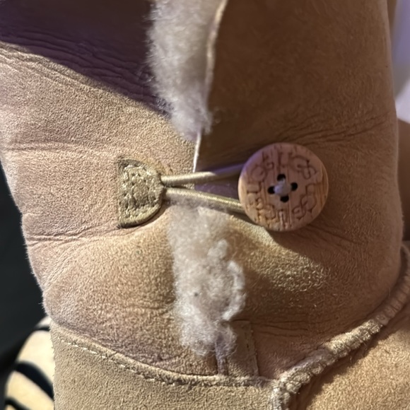 Girls UGG Bailey Button Boots Big Kids Size 4.  Tan color - Picture 4 of 9